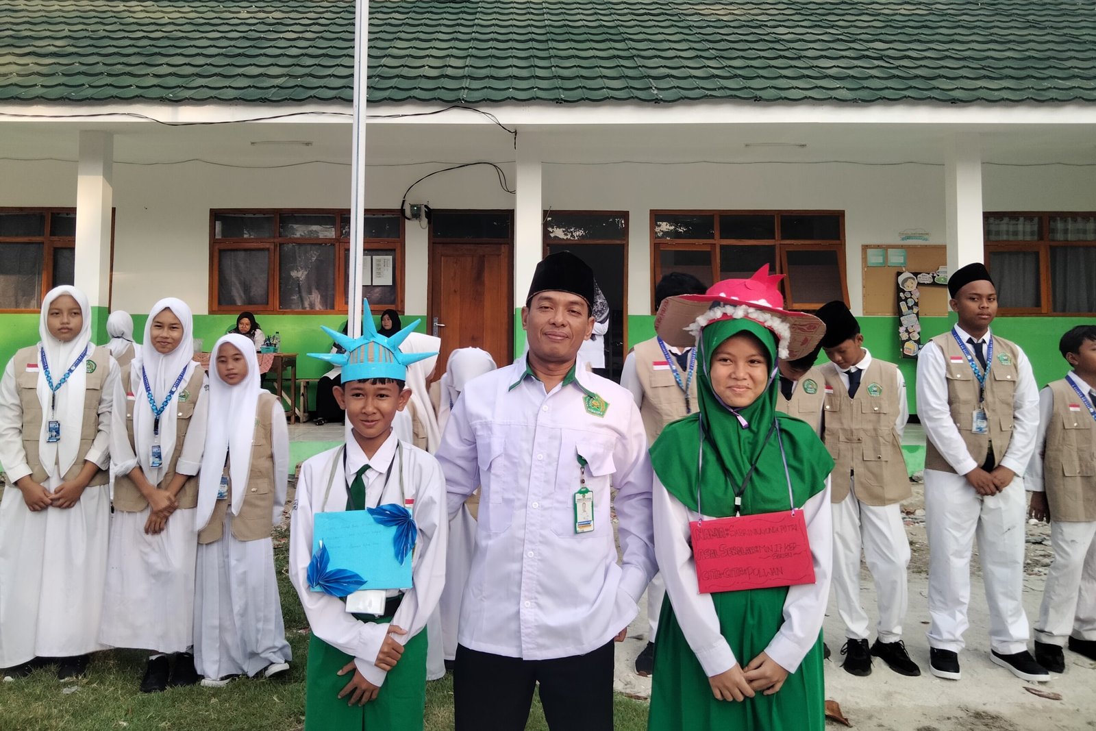 Siswa baru Madrasah Tsanawiyah Negeri (MTsN) 26 Kepulauan Seribu Kampus C Pulau Harapan mengenakan topi kreatif berbahan kardus saat mengikuti MATAMUDA.