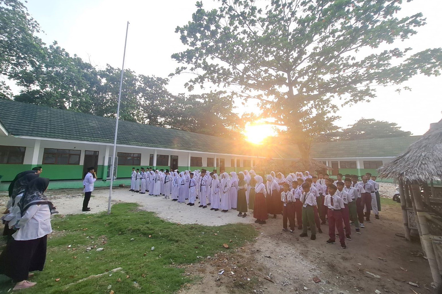Peserta didik mengikuti pembukaan MATAMUDA di MTsN 26 Kepulauan Seribu Kampus C Pulau Harapan.