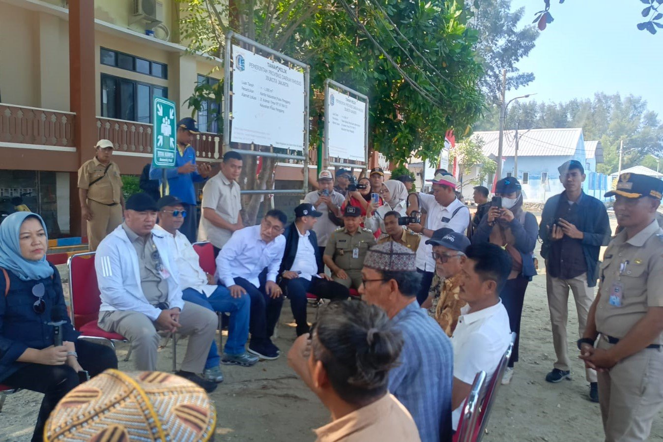 Warga Pulau Panggang menyampaikan aspirasi pembangunan jalan lingkar kepada Komisi D DPRD DKI Jakarta.