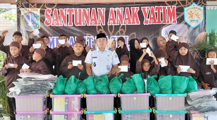 Anak yatim menerima santunan dan perlengkapan sekolah dari warga Pulau Untung Jawa.