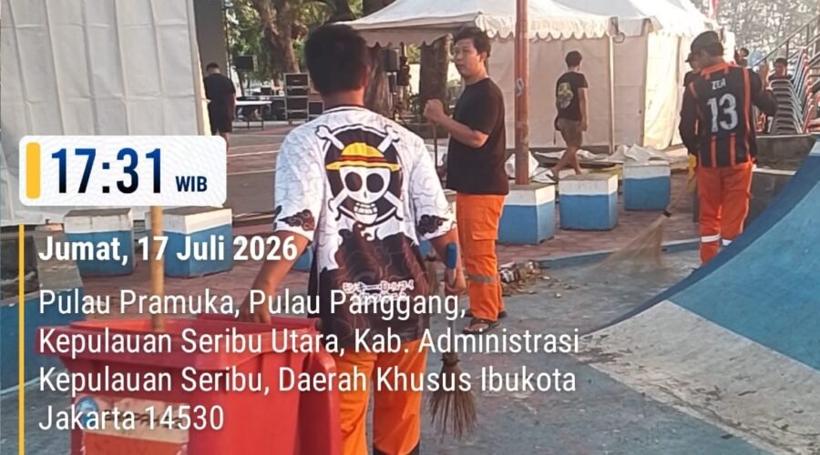 Petugas PPSU Kelurahan Pulau Panggang membersihkan dan memasang umbul-umbul di Plaza Kabupaten Pulau Pramuka menjelang Malam Final Abang None Jakarta Kepulauan Seribu.
