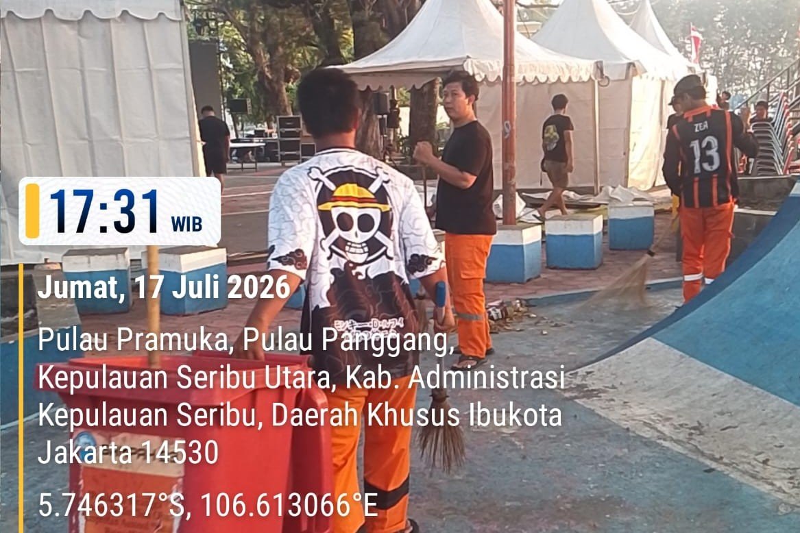 Petugas PPSU Kelurahan Pulau Panggang membersihkan dan memasang umbul-umbul di Plaza Kabupaten Pulau Pramuka menjelang Malam Final Abang None Jakarta Kepulauan Seribu.