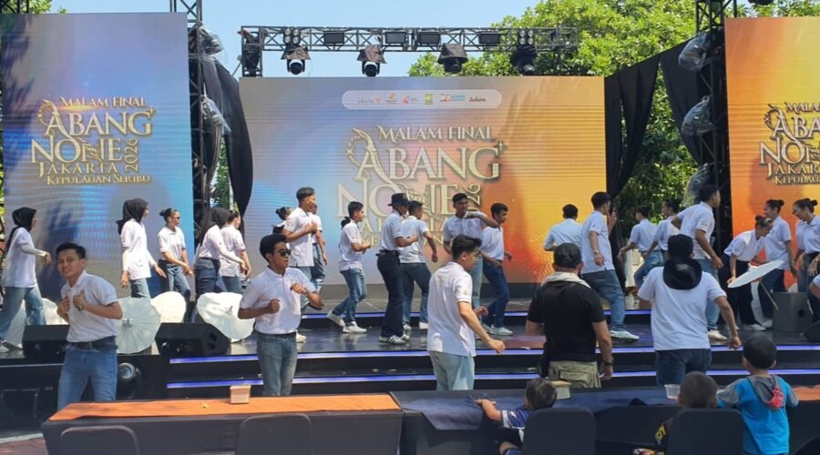 Gladi akhir para finalis Abang None Kepulauan Seribu 2026 di panggung Plaza Kabupaten Pulau Pramuka.