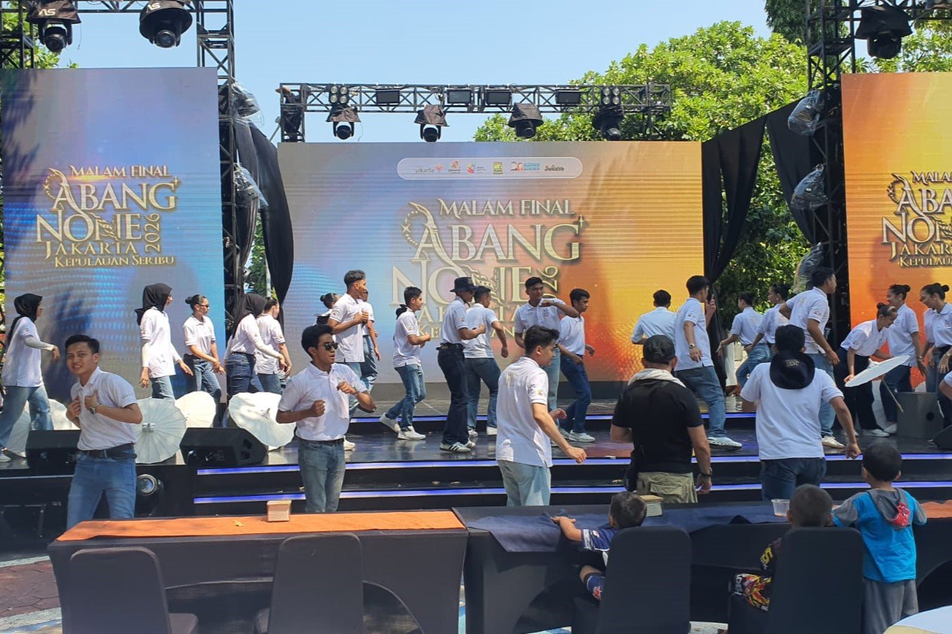 Gladi akhir para finalis Abang None Kepulauan Seribu 2026 di panggung Plaza Kabupaten Pulau Pramuka.