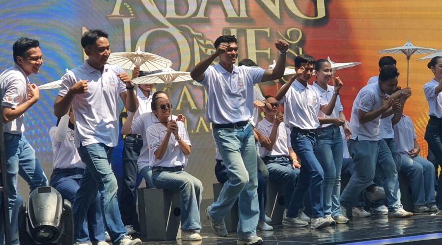 Finalis Abang None Kepulauan Seribu menampilkan atraksi seni saat gladi akhir di Plaza Kabupaten.