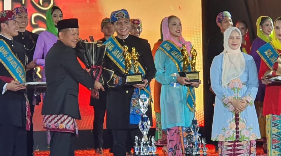 Bupati Kepulauan Seribu menyerahkan penghargaan kepada Bang Reza dan Non Nadya sebagai Abang dan None Kepulauan Seribu 2026.