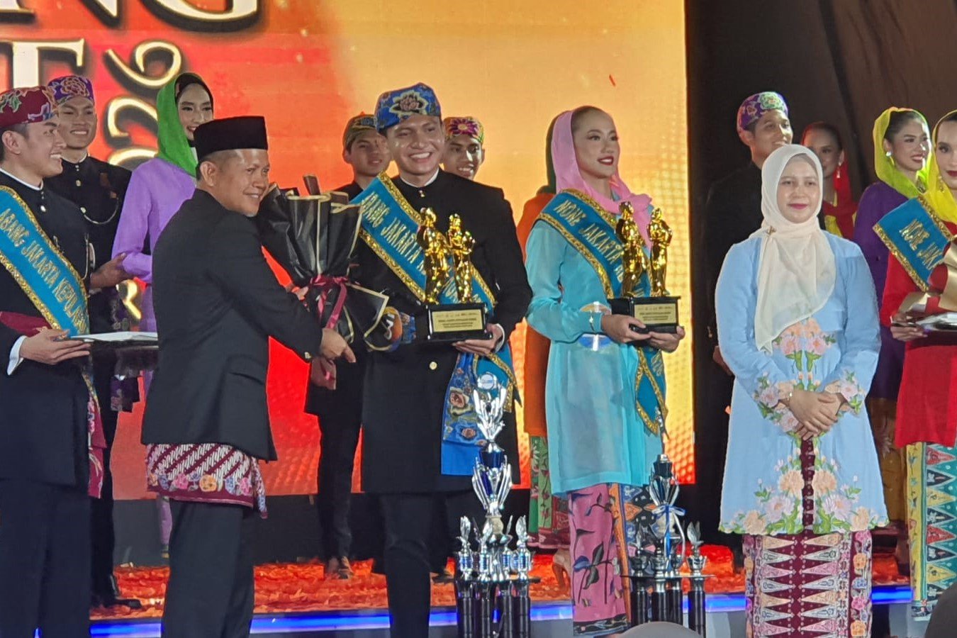Bupati Kepulauan Seribu menyerahkan penghargaan kepada Bang Reza dan Non Nadya sebagai Abang dan None Kepulauan Seribu 2026.