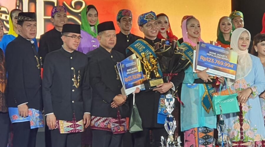Kepala Dinas Pariwisata dan Ekonomi Kreatif Provinsi DKI Jakarta Andhika Permata, Bupati Kepulauan Seribu Muh. Fadjar Churniawan, Bang Reza dan Non Nadya berfoto bersama usai Malam Final Abang None Kepulauan Seribu 2026.