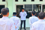 Kasubbag Tata Usaha Kantor Kementerian Agama Kabupaten Kepulauan Seribu, Abdul Hakim, memberikan arahan kepada jajaran ASN saat apel pagi di Kantor Kemenag Pulau Pramuka. Foto: Humas Kemenag Kep. Seribu.
