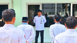 Kasubbag Tata Usaha Kantor Kementerian Agama Kabupaten Kepulauan Seribu, Abdul Hakim, memberikan arahan kepada jajaran ASN saat apel pagi di Kantor Kemenag Pulau Pramuka. Foto: Humas Kemenag Kep. Seribu.