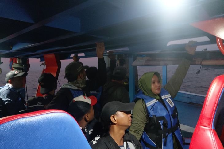 Penumpang KM Sumber Rezeki berada di Rescue Boat usai dievakuasi.