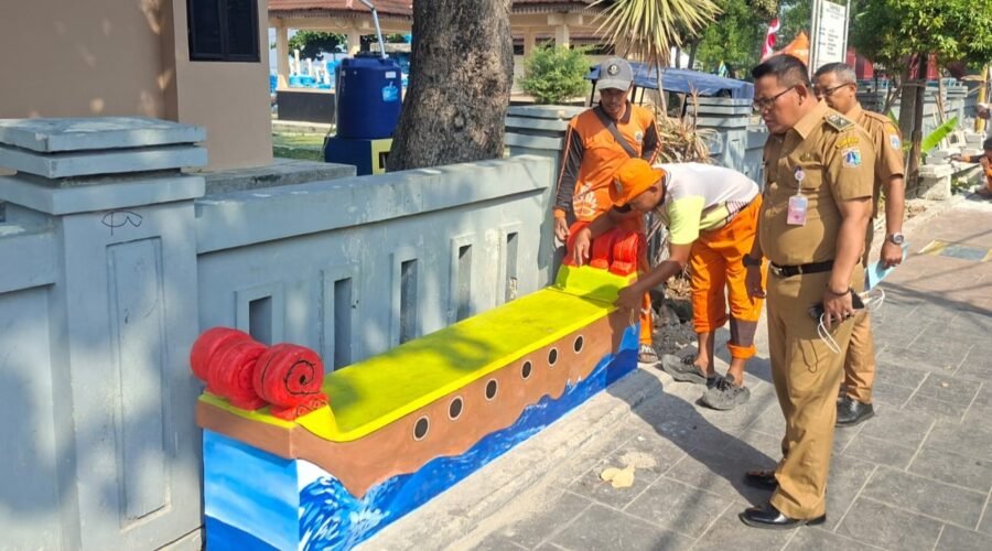 Bangku bermural bertema biota laut mempercantik jalan utama Pulau Untung Jawa.