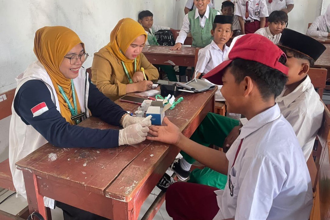 Tenaga kesehatan memeriksa kondisi kesehatan siswa MTsN 26 Kepulauan Seribu Kampus B di Pulau Pramuka.