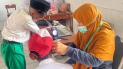 Petugas kesehatan memeriksa tinggi dan berat badan siswa baru MTsN 26 Kepulauan Seribu Kampus B saat MATAMUDA