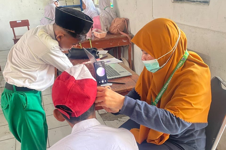 Petugas kesehatan memeriksa tinggi dan berat badan siswa baru MTsN 26 Kepulauan Seribu Kampus B saat MATAMUDA
