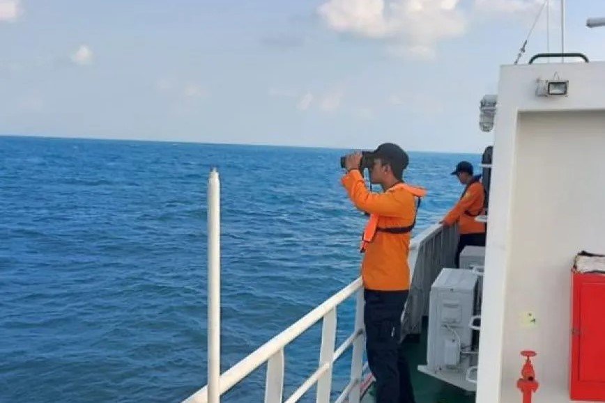 Kapal penyelamat KN SAR Antasena milik Basarnas melakukan penyisiran mencari korban jatuh di perairan Laut Jawa