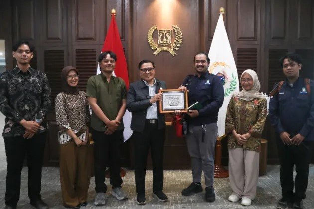 Ketua DPRD DKI Jakarta Suhud Alynudin duduk memimpin rapat audiensi bersama perwakilan mahasiswa