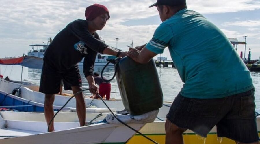 Nelayan mengisi BBM ke perahu di dermaga Pulau Panggang, Kepulauan Seribu.
