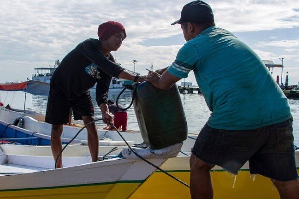 Nelayan mengisi BBM ke perahu di dermaga Pulau Panggang, Kepulauan Seribu.