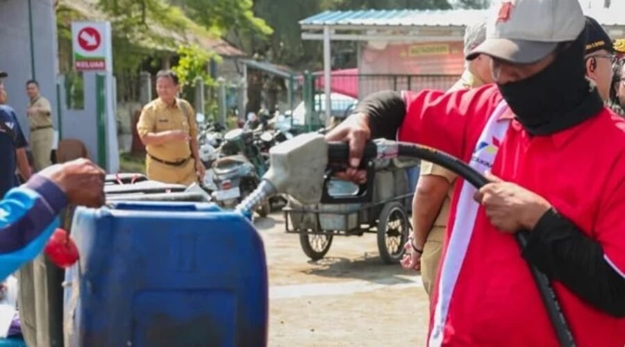 Nelayan bersiap melaut menggunakan perahu di Kepulauan Seribu.