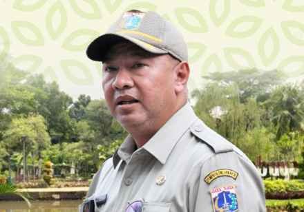 Kepala Dinas Pertamanan dan Hutan Kota DKI Jakarta Fajar Sauri mengenakan seragam dinas Pemprov DKI