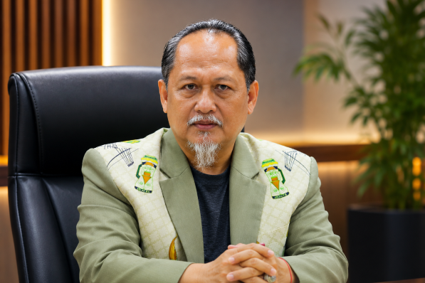 Potret Achmad Yani Rifai Yusuf (Achmad JRJ) saat berbincang mengenai gagasan kepemimpinan yang dekat dengan masyarakat.