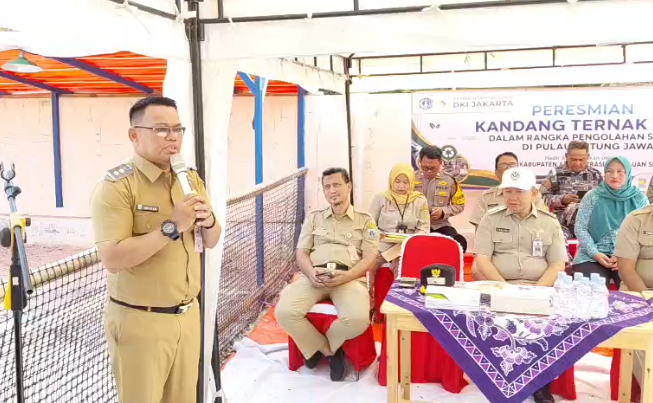Lurah Pulau Untung Jawa, Muslim, memaparkan inovasi pemanfaatan sampah organik sebagai pakan ternak bebek saat peresmian kandang ternak di Pulau Untung Jawa. (Foto: Istimewa)
