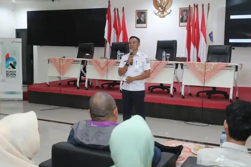 Lurah Pulau Panggang, Jamaluddin, memberikan arahan saat Gerakan Penyuluhan Keluarga Serentak sebagai upaya memperkuat peran keluarga dalam membentuk karakter anak dan menjaga lingkungan sehat. Foto: Pulauseribu.jakarta.go.id