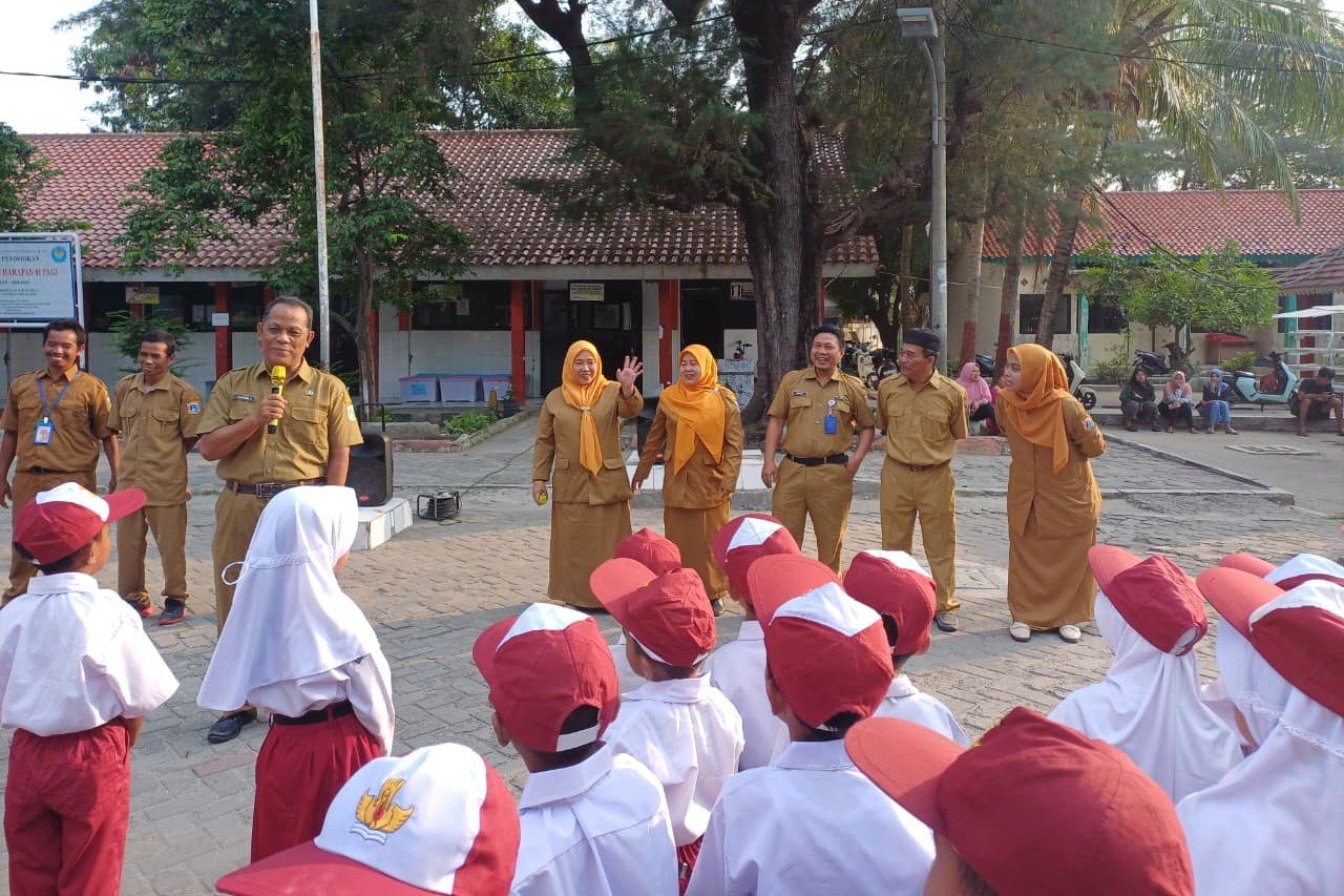 Kepala SDN Pulau Harapan 01 Pagi memberikan arahan kepada siswa baru saat pelaksanaan MPLS.