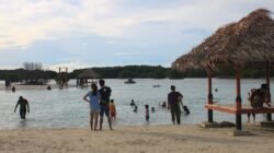 Wisatawan menikmati suasana Pantai Pasir Perawan di Pulau Pari, Kepulauan Seribu, saat akhir masa libur sekolah.