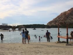 Pantai Pasir Perawan Masih Jadi Primadona, Wisatawan Sorot Soal Transportasi