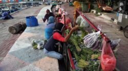 Ibu-ibu memilih dan membeli sayuran yang baru tiba di Dermaga Pulau Kelapa setelah diangkut kapal logistik dari Jakarta.