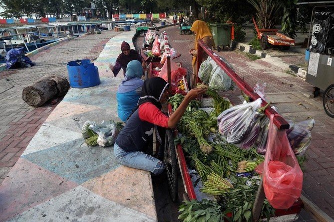 Ibu-ibu memilih dan membeli sayuran yang baru tiba di Dermaga Pulau Kelapa setelah diangkut kapal logistik dari Jakarta.