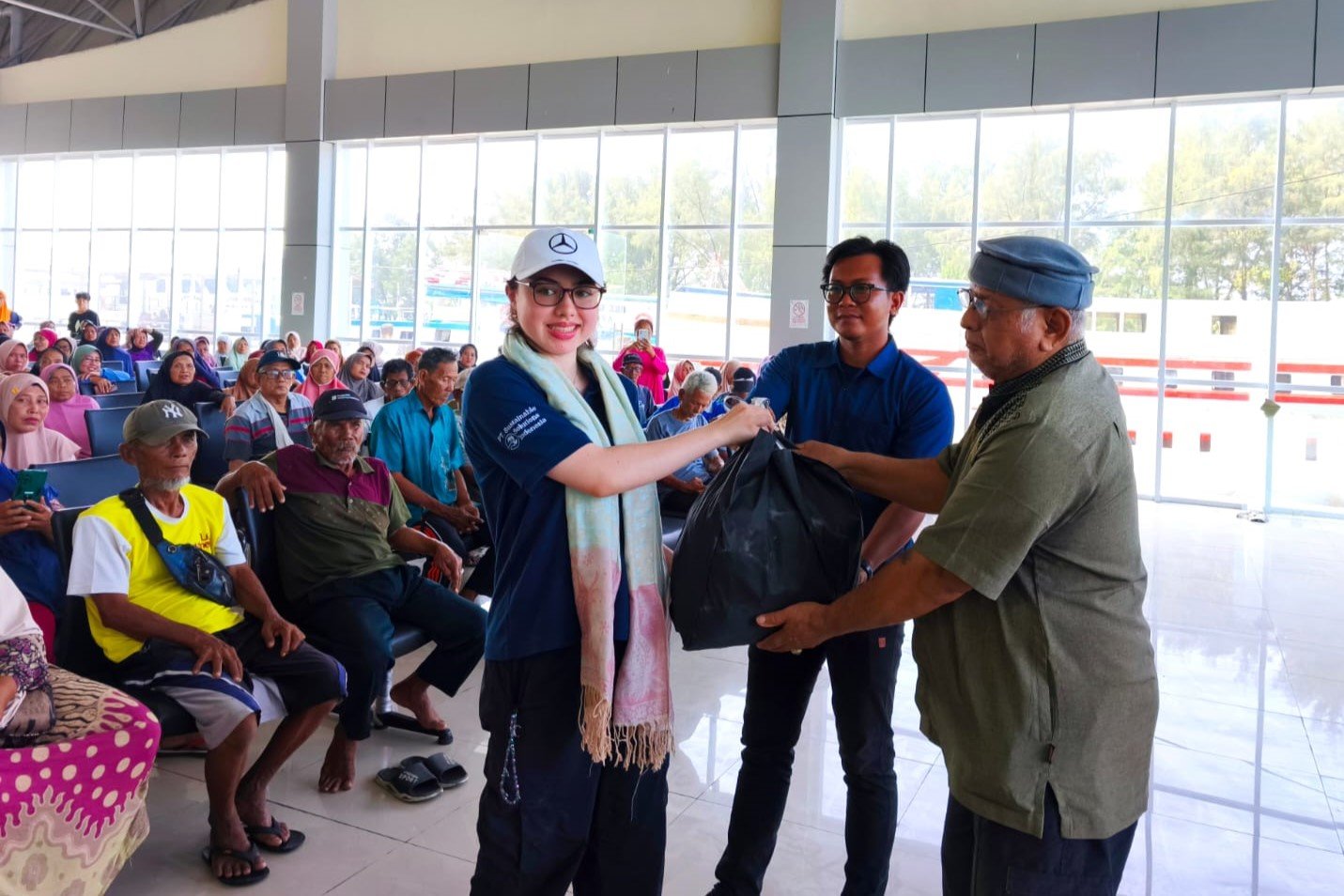 CEO The Anthea Project, Ruhani Nitiyudo, menyerahkan secara simbolis paket sembako kepada warga duafa di Kepulauan Seribu dalam program pemberdayaan UMKM lokal. Foto: Istimewa
