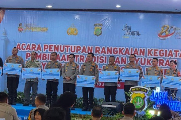 Kapolres Kepulauan Seribu AKBP Argadija Putra menerima piagam penghargaan dari Polda Metro Jaya dalam acara Hari Bhayangkara.