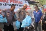 Wakapolres Kepulauan Seribu, Kompol Zaroki Saputra, menyerahkan bantuan kepada anggota Komunitas Sabuk Kamtibmas dalam kegiatan Jumat Peduli sebagai bentuk penguatan kemitraan Polri dan masyarakat. Foto: Polres Kepulauan Seribu