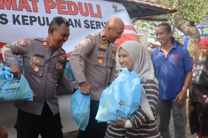Wakapolres Kepulauan Seribu, Kompol Zaroki Saputra, menyerahkan bantuan kepada anggota Komunitas Sabuk Kamtibmas dalam kegiatan Jumat Peduli sebagai bentuk penguatan kemitraan Polri dan masyarakat. Foto: Polres Kepulauan Seribu