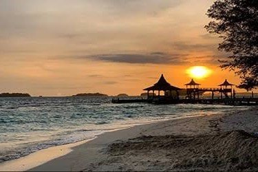 Suasana senja di Pulau Sepa, salah satu destinasi resort di Kepulauan Seribu. Pulau ini menjadi bagian dari usulan penyambungan listrik PLN melalui jaringan kabel bawah laut. Foto: Istimewa