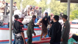 turun kapal di kawasan dermaga.