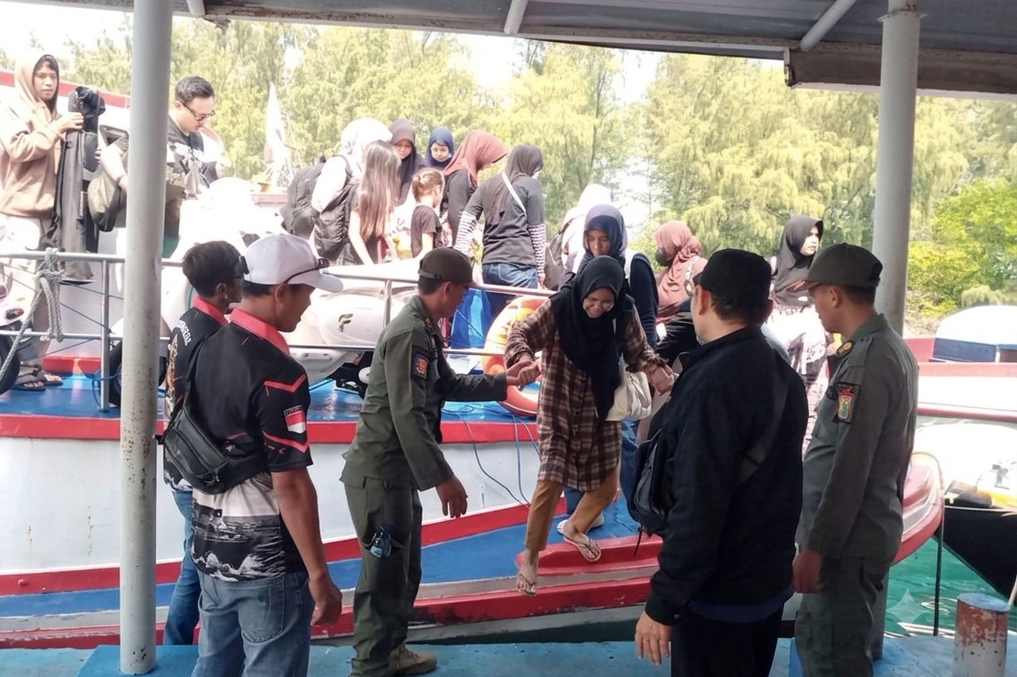 turun kapal di kawasan dermaga.