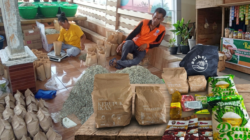 Produk UMKM Kepulauan Seribu berupa kerupuk ikan dan teri olahan disiapkan bersama bahan pokok lainnya sebagai isi paket sembako The Anthea Project. Foto: Istimewa
