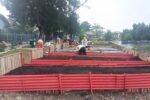 Petugas PPSU bersama unsur Sudin KPKP, Sudin LH, RPTRA, dan PKK menyiapkan media pengomposan di Kelurahan Pulau Panggang. Kompos dari sampah organik akan dimanfaatkan untuk mendukung program urban farming. Foto: Dok. Kelurahan Pulau Panggang.