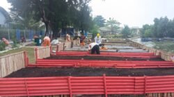 Petugas PPSU bersama unsur Sudin KPKP, Sudin LH, RPTRA, dan PKK menyiapkan media pengomposan di Kelurahan Pulau Panggang. Kompos dari sampah organik akan dimanfaatkan untuk mendukung program urban farming. Foto: Dok. Kelurahan Pulau Panggang.
