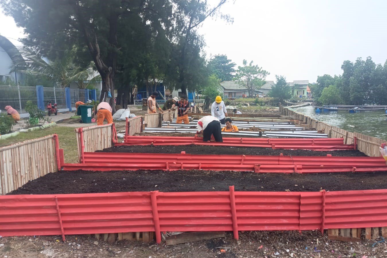 Petugas PPSU bersama unsur Sudin KPKP, Sudin LH, RPTRA, dan PKK menyiapkan media pengomposan di Kelurahan Pulau Panggang. Kompos dari sampah organik akan dimanfaatkan untuk mendukung program urban farming. Foto: Dok. Kelurahan Pulau Panggang.