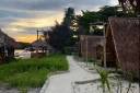 Sensasi Menginap di Cottage Bambu di Pinggir Pantai Kelapa Beach Café