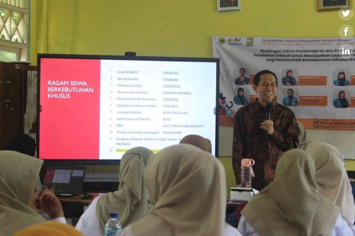 Guru mengikuti pelatihan pendidikan inklusif di SDN 01 Pulau Tidung bersama narasumber dari Universitas Negeri Jakarta.